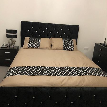 Northolt  Luxury Kingsize Bedroom With Private Bathroom מראה חיצוני תמונה